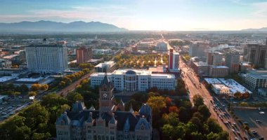 Salt Lake City ve County Binası 'na ve Court Binası' na yaklaşıyoruz. Gün batımında şehrin üzerinde İHA uçuşu.
