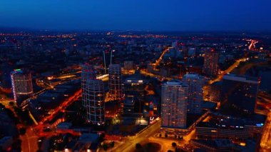 Geceleri Bratislava 'nın yeni mahallesinin manzarasına yaklaşıyoruz. Şehrin iyi aydınlatılmış caddeleri havadan bakıldığında.