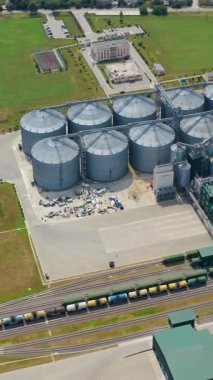 Tarım için tahıl ambarları. Tarımsal siloların hava manzarası, tahıl depolama ve kurutma için tahıl asansörü