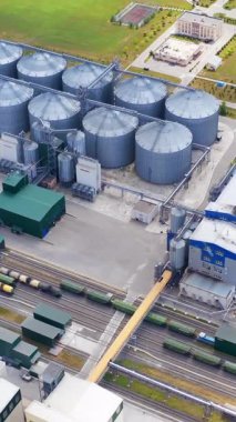 Tahıl asansörlerinin devasa metal yapısı. Tahıl depolama ve işleme için depolama tankları ekipmanı