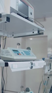 Kyiv, Ukrayna, 2 Mayıs 2025: Profesyonel ekipmanlarla birlikte kliniğin içi. Ameliyathanede ekipman ve tıbbi aletler var.