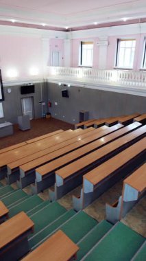 Üniversite içi sınıf manzarası. Konferans salonu olan modern tıp fakültesi