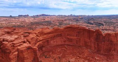 Yuvarlak kaplamalı duvarımsı kırmızı kanyon. Arches Ulusal Parkı, Utah, ABD 'deki kuru çöle hava perspektifi.