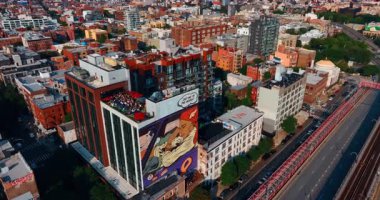 New York, ABD, 1 Ağustos 2025: Çatıda parti yapan insanlarla birlikte gökdelen yakınlarında uçuş. New York, ABD 'nin parlak renkli şehir manzarasından görüntüler.