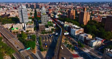 New York, ABD, 1 Ağustos 2025: Brooklyn manzarası üzerinden tren yaklaşıyor. Gündüz vakti New York sokaklarında hareketli trafik.