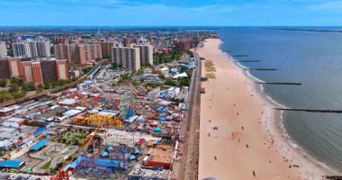 Birçok eğlencesi olan büyük bir lunapark. Kumlu sahil üzerinde insansız hava aracı uçuşu Coney Adası, New York, ABD 'yi gösteriyor..