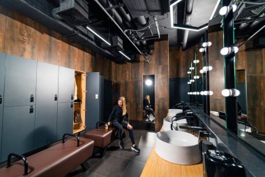 Şık tasarım ve fitness odaklı modern soyunma odası. Dolapları, aynaları ve egzersiz hazırlıkları için gösterişli bir soyunma odası..