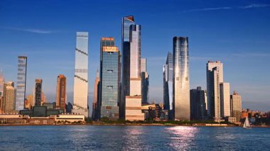 New York, ABD, 4 Ağustos 2025: Güneş ışığını yansıtan modern Manhattan gökdelenleri. Manhattan 'ın uzun cam gökdelenleri akşam güneşinin altında parlıyor.