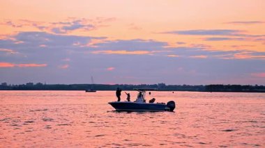 New York, ABD, 4 Ağustos 2025, gün batımında Hudson Nehri 'nde insanlarla dolu küçük bir tekne gün batımında Hudson Nehri' nde görüldü.