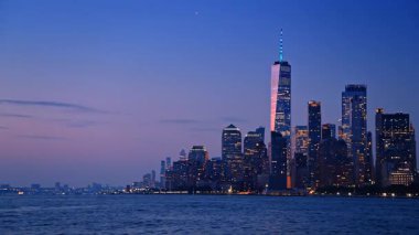 Gece aydınlık gökdelenlerle New York gökdelenleri.. Geceleri gökdelenlerle New York gökdelenleri gökyüzüne karşı parlıyordu..