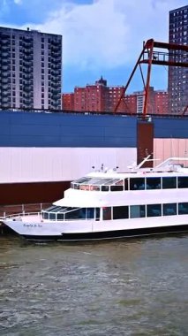 New York, ABD, 4 Ağustos 2025: Tekne New York nehrine yanaştı. New York 'taki nehir kıyısı boyunca demirlemiş beyaz bir tekne.