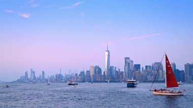 New York, ABD, 4 Ağustos 2025: Hudson Nehri üzerinde yelkenliler ve feribotlar New York silueti ile Hudson Nehri boyunca ilerler.