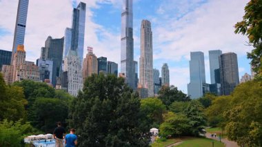 New York, ABD, 4 Ağustos 2025: Manhattan gökdelenli Central Park manzaralı. Yeşil Central Park ön planında modern gökyüzü çizgisi arkasında.
