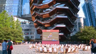 New York, ABD, 4 Ağustos 2025: Hudson Yards 'daki Gemi New York' taki modern gökdelenlerle çevrili. New York 'taki Hudson Yards' daki gemi yapısı.