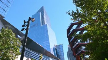 New York, ABD, 4 Ağustos 2025: Hudson Yards, New York 'ta modern gökdelen ve gemi yapısı. Modern bir gökdelen manzarası ve Hudson Yardındaki gemi yapısı.