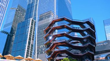 New York, ABD, 4 Ağustos 2025: Hudson Yards, New York 'taki modern cam kuleler ve Vessel yapısı. Geminin dönüm noktasının yanındaki modern gökdelenlerin manzarası