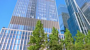 New York, ABD, 4 Ağustos 2025: Hudson Yards bölgesindeki cam gökdelenler New York 'taki güneş ışığını yansıtıyor. Hudson Metrelerindeki modern cam gökdelenler