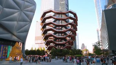 New York, ABD, 4 Ağustos 2025: The Vessel Hudson Yards plazasında kalabalıklarla çevrili. Turistler ve yerliler Hudson Yards, Manhattan 'daki Gemi binasının etrafında toplandılar