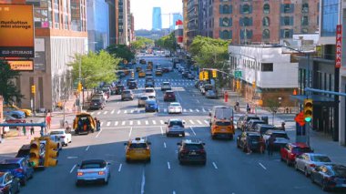 New York, ABD, 4 Ağustos 2025: Manhattan 'da arabalar ve tuğla binalarla dolu bir kavşak. Trafik, taksi ve eski tuğla binalarla Manhattan kavşağı manzarası