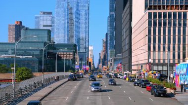 New York, ABD, 4 Ağustos 2025: Hudson Yards 'daki Manhattan gökdelenlerine giden yol. Yoğun bir New York şehri