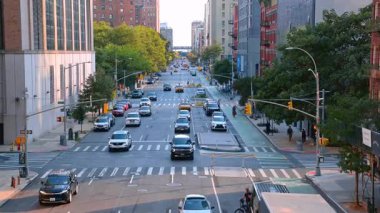 New York, ABD, 4 Ağustos 2025: New York City Bulvarı trafiği ve konut blokları. Manhattan caddesi arabalarla, taksilerle ve öğleden sonra ışıklarının altında konut bloklarıyla dolu..