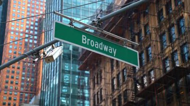 New York 'ta modern binalara karşı yeşil bir Broadway tabelası..