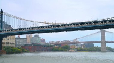 Doğu Nehri üzerindeki Manhattan Köprüsü 'nün yan görüntüsü. Manhattan Köprüsü, doğu nehri boyunca uzanır..