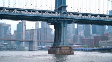 Manhattan Köprüsü 'nün büyük sütunu. New York 'ta East River' ın üzerinde yükselen Manhattan Köprüsü 'nün yakın görüntüsü..