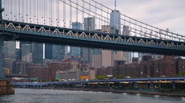 New York, ABD, 1 Ağustos 2025: Manhattan Köprüsü ve şehir siluetinin akşam ışıkları. Parlayan şehir ışıklarıyla Manhattan Köprüsü akşam manzaralı bir manzara yaratır..