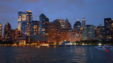 Geceleri Özgürlük Kulesi ile Manhattan 'ın gökyüzünü aydınlatıyordu. Manhattan 'ın aşağısındaki gökdelenler gece parlıyor Özgürlük Kulesi mor renkle aydınlatılıyor.