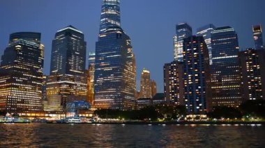 Geceleri parlayan Manhattan gökdelenlerinin manzarası. Manhattan 'ın aydınlık kuleleri Hudson Nehri' nin üzerinde yükseliyor..