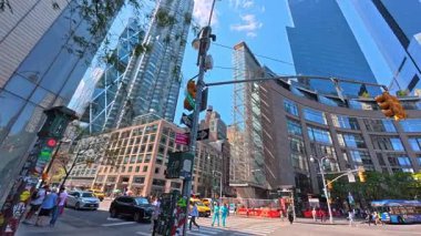 New York, ABD, 1 Ağustos 2025: Manhattan 'daki Columbus Circle' da modern gökdelenler. Manhattan şehir merkezindeki Columbus Circle 'da çağdaş gökdelenler ve cam mimari manzarası.