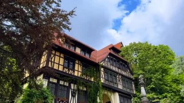 Yeşilliklerle çevrili güzel binanın yanında hoş bir yürüyüş. Pele 'yi ziyaret mi? Romanya 'nın Karpat Dağlarındaki Kale.