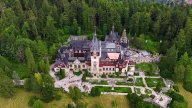 Meşhur Pele 'nin nefes kesici manzarası mı? Romanya 'nın Karpat Dağları' ndaki Kale. Bir sürü insan dönüm noktasından geçiyor. Hava görünümü.