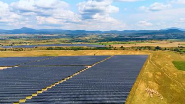 Güneş panellerinin kapsadığı geniş bölgeler. Yeşil enerji üretimi için kullanılan kırsal bölge. Hava görünümü.