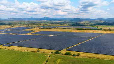Geniş kırsal alanlarda geniş güneş panelleri var. Kırsal bölgede üretilen sürdürülebilir enerji. Hava görünümü.