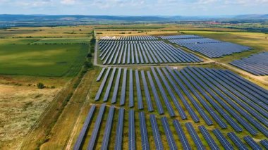 Yeşil enerji üreten modern güneş panellerinin üzerindeki görüntüler. Bölgenin çevresindeki tarım tarlaları.