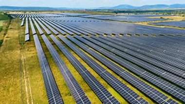 Saha boyunca sayısız fotovoltaik panelle uçmak. Güneş panelleri kırsal kesimde güneş ışığı biriktirir..