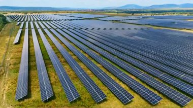 Güneşin enerjisini toplayan sayısız modern fotovoltaik paneller. Kırsal bölgelerdeki güneş panelleri üzerinde uçuş.