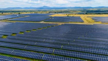 Geniş kırsal alanlarda geniş güneş panelleri var. Sürdürülebilir enerji konsepti. Hava görünümü.