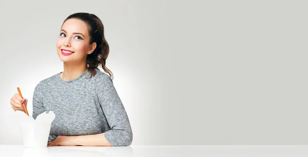 Retrato Uma Linda Jovem Morena Tentando Cozinha Asiática — Fotografia de Stock