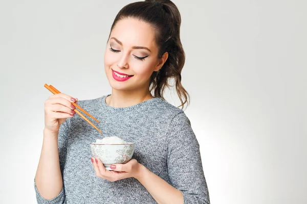 Retrato Una Morena Belleza Comiendo Comida Asiática —  Fotos de Stock