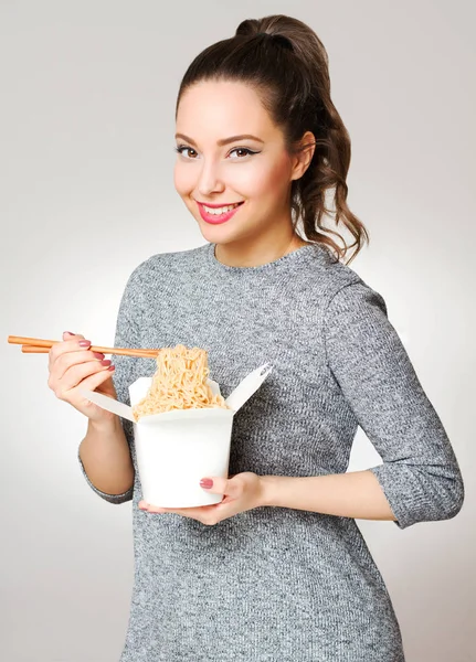 Portrait Gorgeous Young Brunette Trying Asian Cuisine — Stock Photo, Image