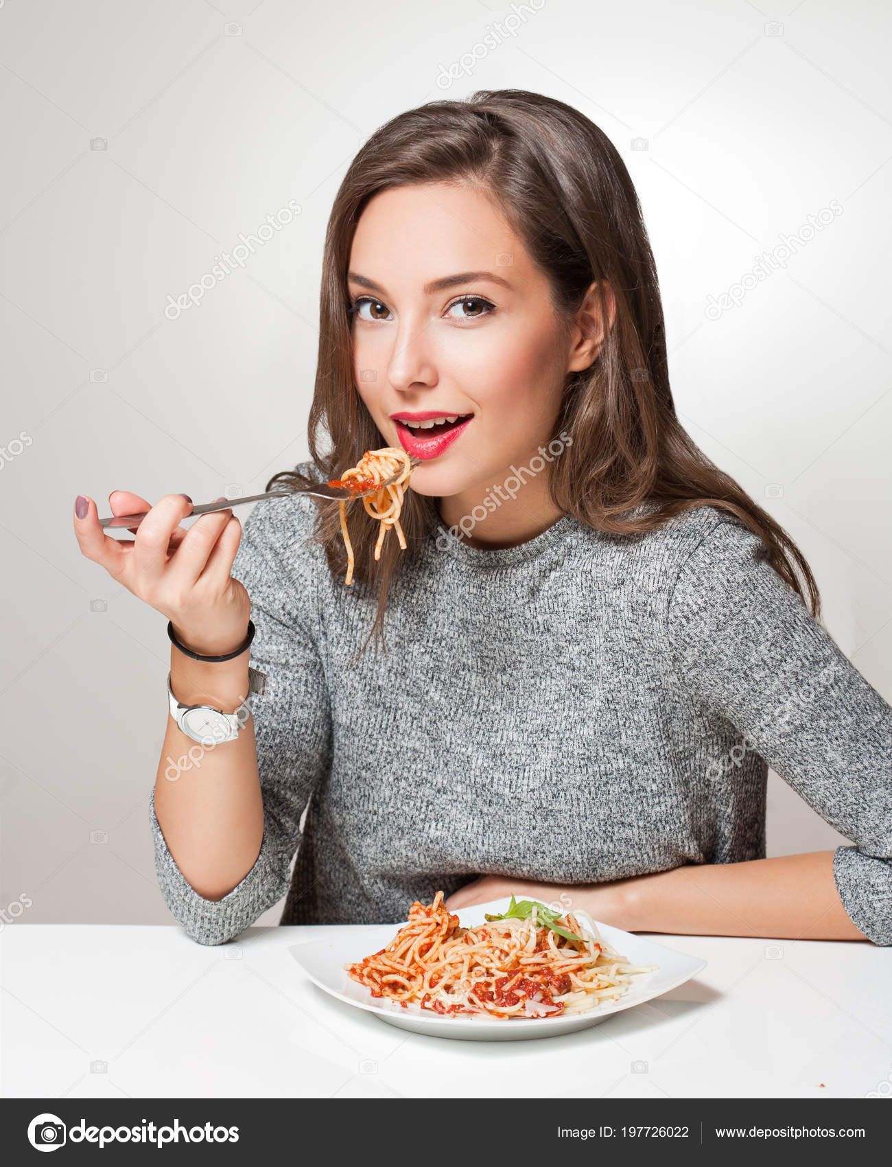 イタリア料理を持つ豪華な若いブルネットの女性 ストック写真 C Envivo イタリア料理を持つ豪華な若いブルネットの女性 ストック写真 C Envivo