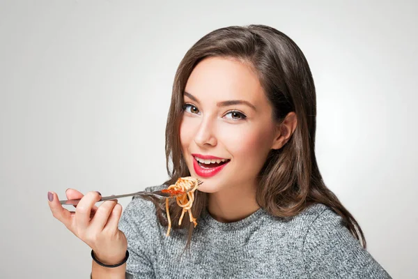 Piękna Młoda Brunetka Kobieta Jedzenie Włoskie Makarony — Zdjęcie stockowe