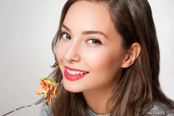 Όμορφη Νεαρή Γυναίκα Μελαχρινή Τρώει Ιταλικά Ζυμαρικά — Φωτογραφία Αρχείου