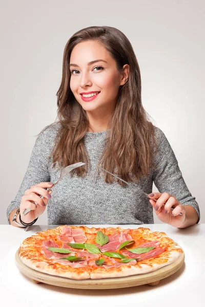 Linda Jovem Morena Que Tem Comida Italiana — Fotografia de Stock