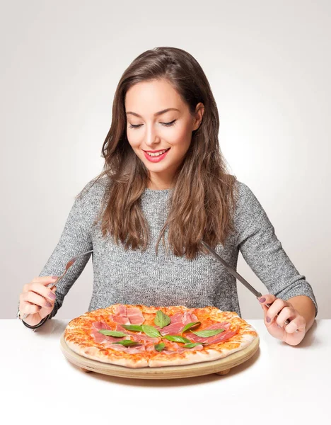 Bela Jovem Morena Mulher Comer Italiano Refeição — Fotografia de Stock