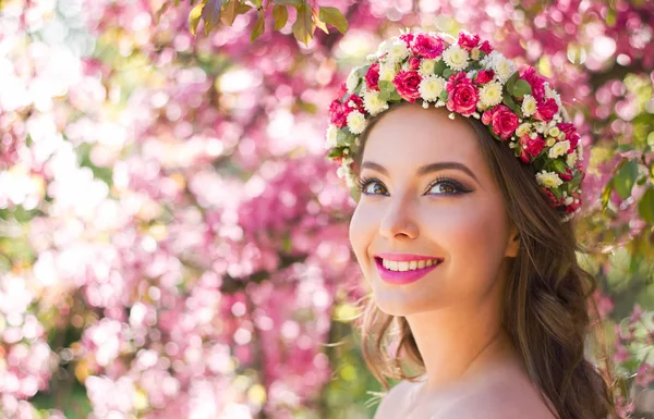 Açık Havada Bir Şaşırtıcı Doğal Bahar Güzellik Portresi — Stok fotoğraf