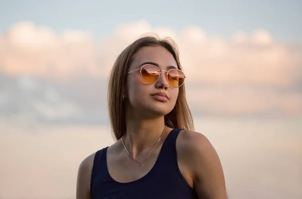 Außenporträt Einer Brünetten Schönheit Sommermode — Stockfoto